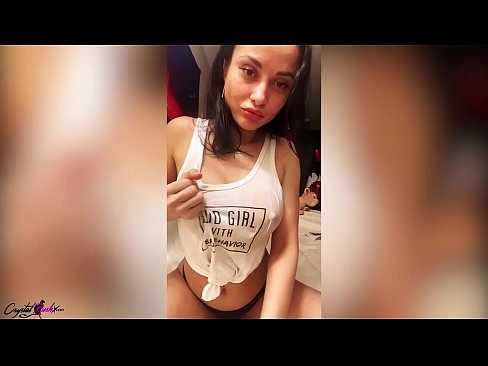 ❤️ Mulher bonita e mocinha masturbando-se e acariciando suas enormes mamas em uma camiseta molhada ❤️ Porno vídeo em nós ❌❤